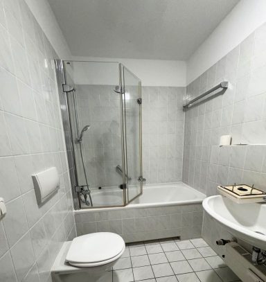 Bad vorher Badezimmer mit weißen Fliesen