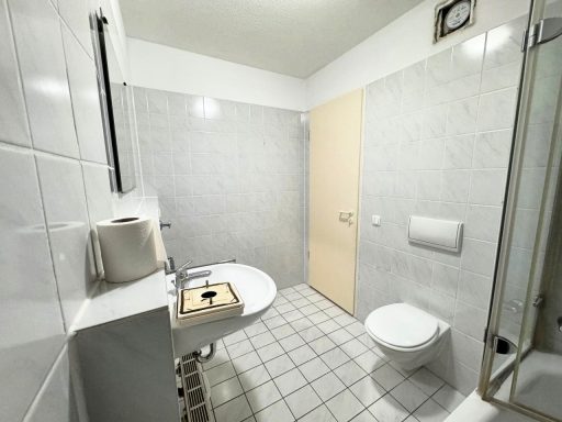 Bad vorher Badezimmer mit weißen Fliesen und vergilbte Tür