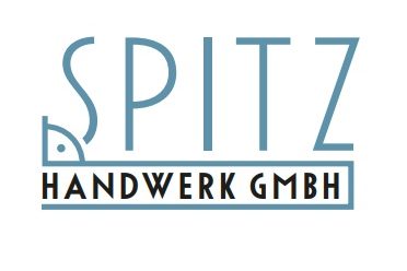 Homestaging_optimale_Präsentation_Ihres_Objektes dekoriertes Wohnzimmer mit Sofa, Kissen, Bild an der Wand, elegante Stehlampe und einem Couchtisch mit Obstkorb