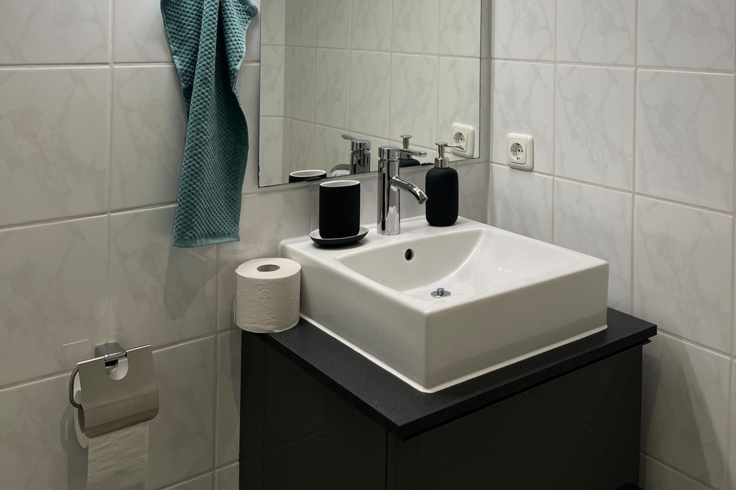 Badrenovierung München Umland Schäftlarn Ein renoviertes Bad mit neuem Spiegel, Waschbecken und Waschtischunterschrank